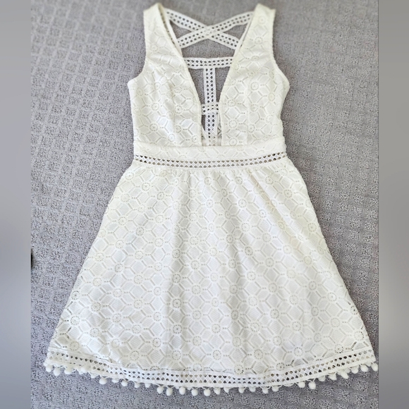 the clothing company Dresses & Skirts - The Clothing Company off-white lacey dress size Small